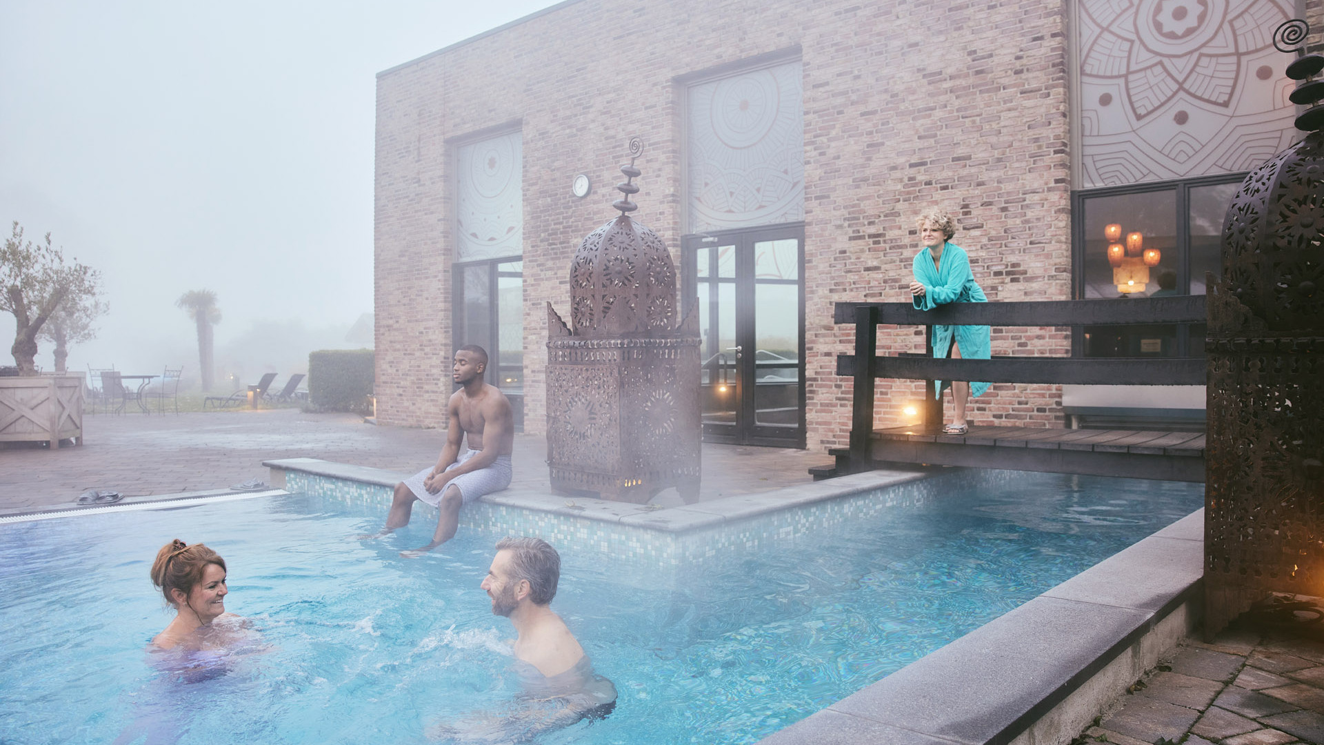 Bezoekers relaxen in buitenbad van SpaWeesp