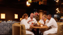 Mensen borrelen in het restaurant