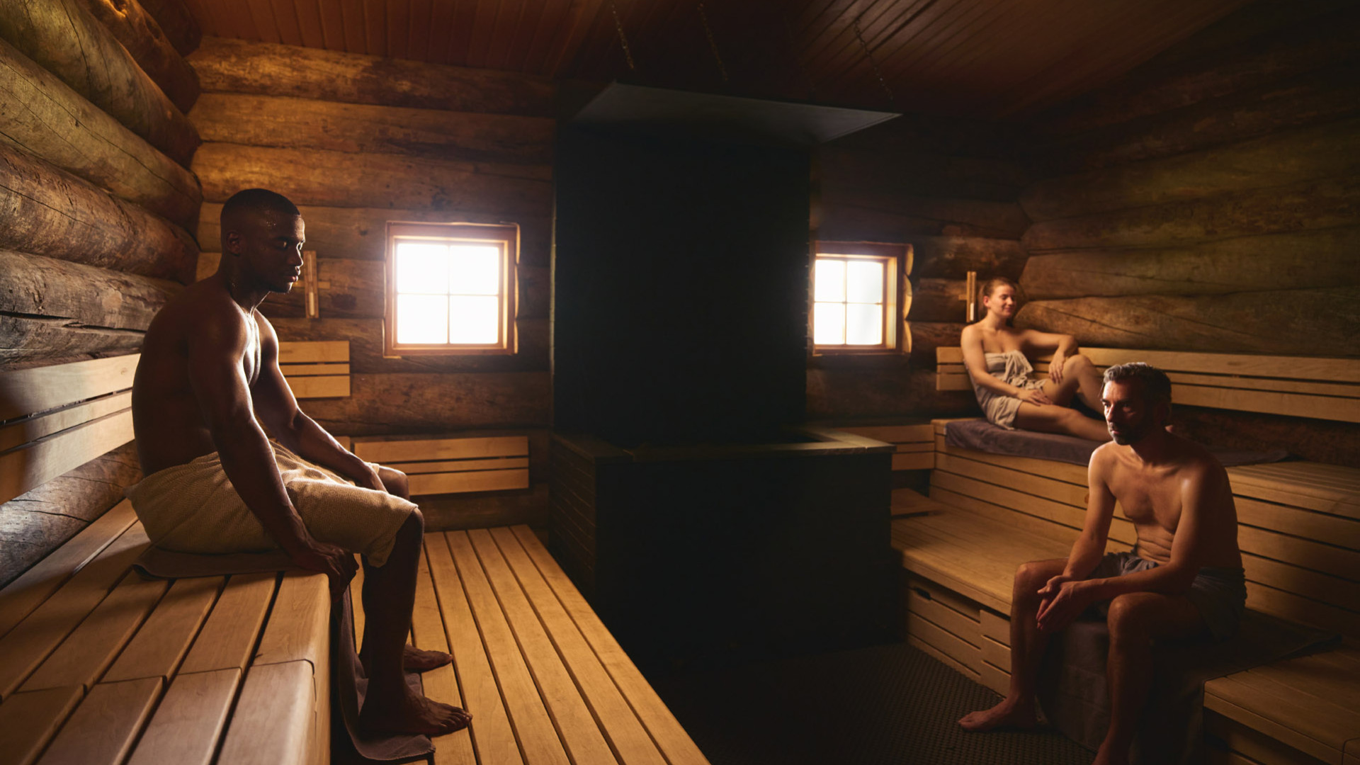 Mensen relaxen in de kelosauna