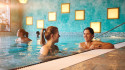 Bezoekers relaxen in het binnenbad 