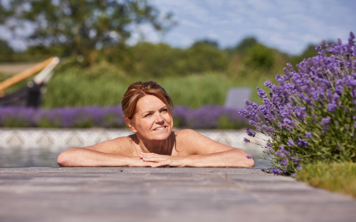 Vrouw relaxed in het buitenzwembad