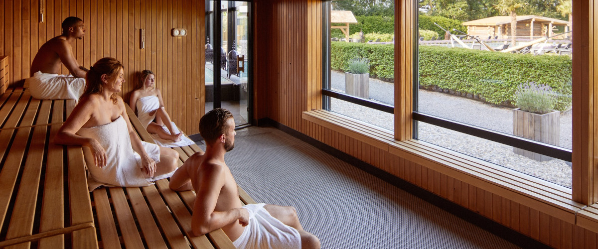Bezoekers relaxen in panoramasauna 
