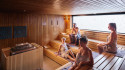 Bezoekers zitten in de rozen sauna van SpaWeesp