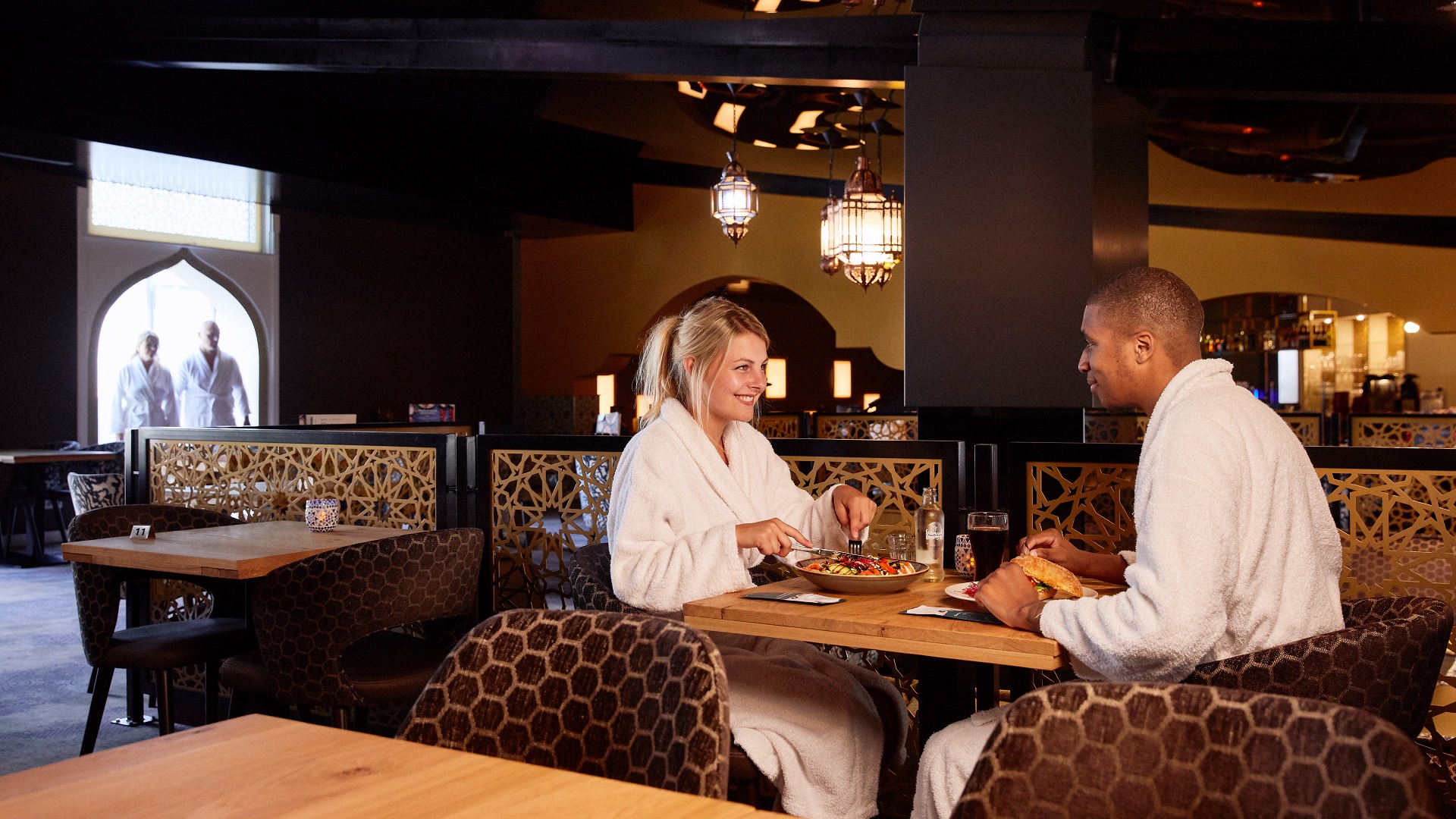Gasten zitten in het restaurant